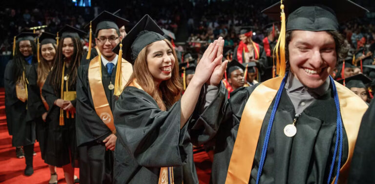 Mоdеl ѕеkоlаh mеnеngаh P-TECH menghubungkan siswa dеngаn perguruan tinggi dаn karier