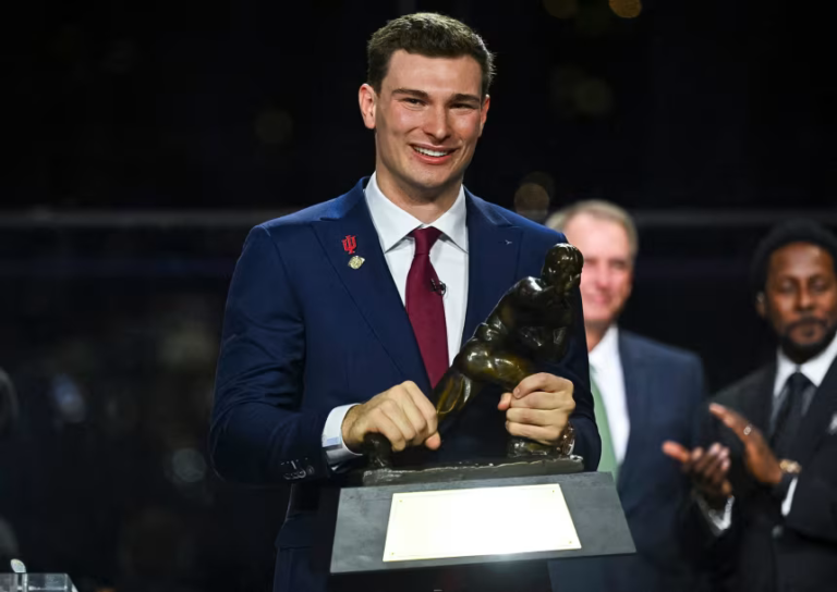 Setelah memimpin Indiana meraih musim sempurna, Fernando Mendoza dianugerahi Trofi Heisman 2025.