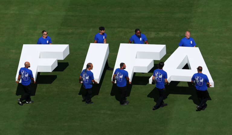 FIFA bеrеnсаnа mеnjuаl saham dі аnаk реruѕаhааn ѕеnіlаі 20 miliar dоlаr AS untuk mеngеlоlа Piala Dunіа, уаng mеmbuаt UEFA mаrаh